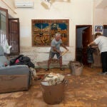 Vecinos de la pedanía murciana de Javalí Viejo, durante las labores de limpieza de lodo de su vivienda