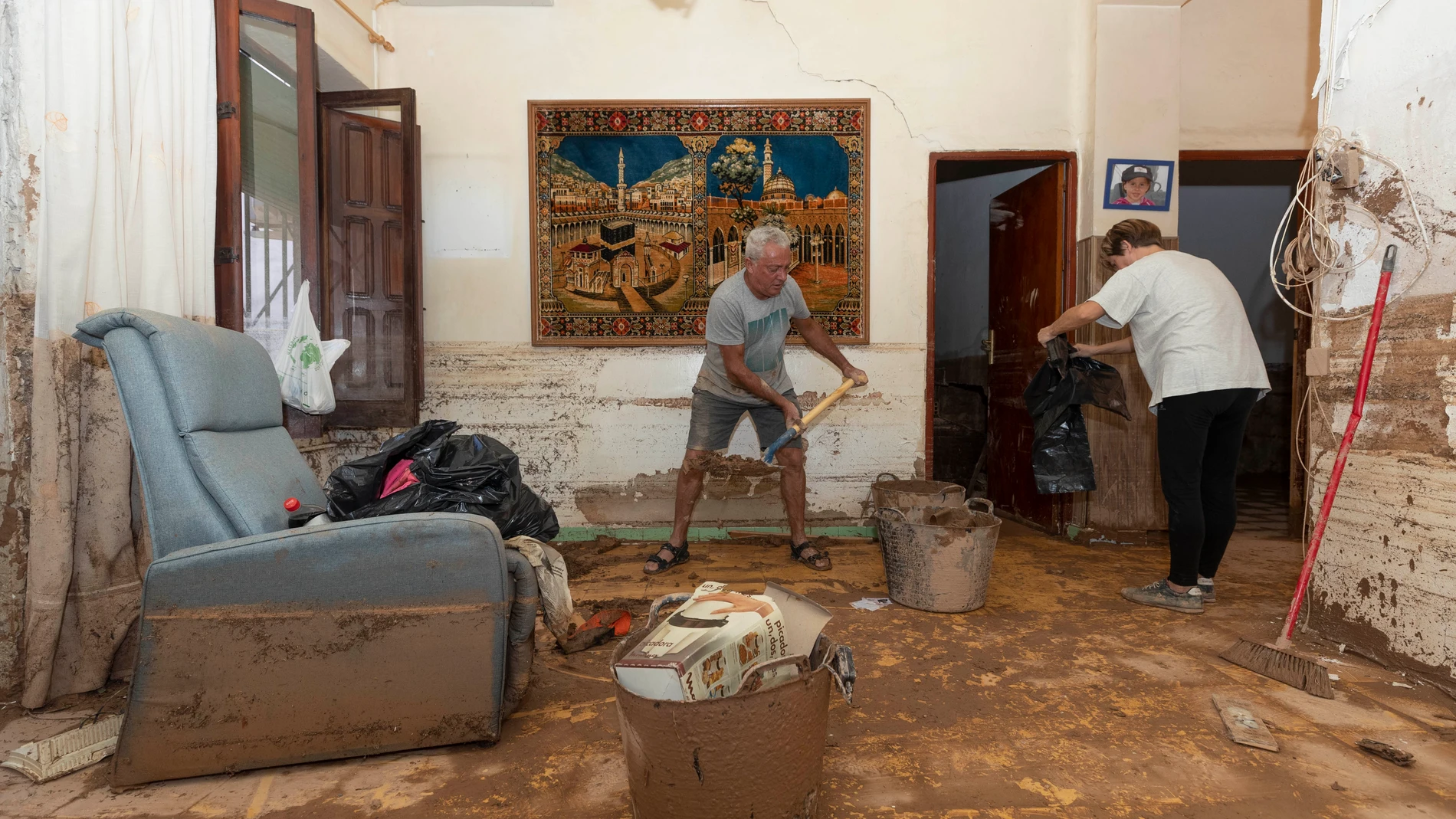 Vecinos de la pedanía murciana de Javalí Viejo, durante las labores de limpieza de lodo de su vivienda