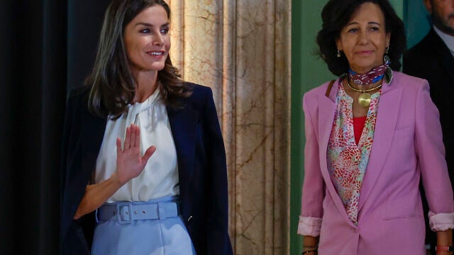 La Reina Letizia (i) asiste junto a la presidenta del Banco Santander, Ana Botin (d), al acto de clausura de la XIV convocatoria de proyectos sociales "Euros de tu nómina" que organiza el Banco Santander, este martes, en Madrid. EFE/ Chema Moya