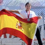 Con la bandera de España