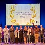El alcalde de Palencia, Mario Simón, y la concejala Laura Lombraña, junto a los premiados