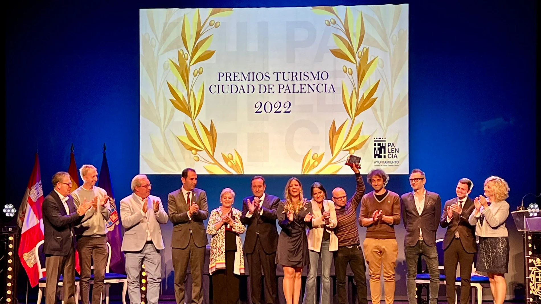 El alcalde de Palencia, Mario Simón, y la concejala Laura Lombraña, junto a los premiados