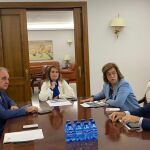 La consejera de Educación, Rocío Lucas, se reúne con representantes de la Diputación de Palencia, liderados por la presidenta Ángeles Armisén