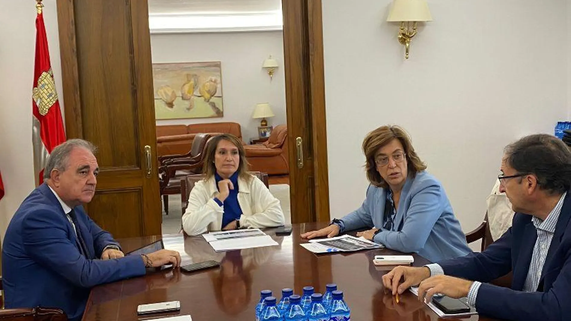 La consejera de Educación, Rocío Lucas, se reúne con representantes de la Diputación de Palencia, liderados por la presidenta Ángeles Armisén