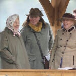 La Reina Isabel II en el hipódromo con amigas y su pañuelo en la cabeza