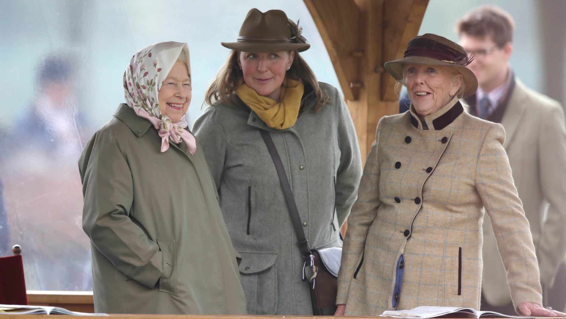 La Reina Isabel II en el hipódromo con amigas y su pañuelo en la cabeza