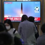 Una televisión en la estación central de Seúl informa del lanzamiento de los misiles norcoreanos