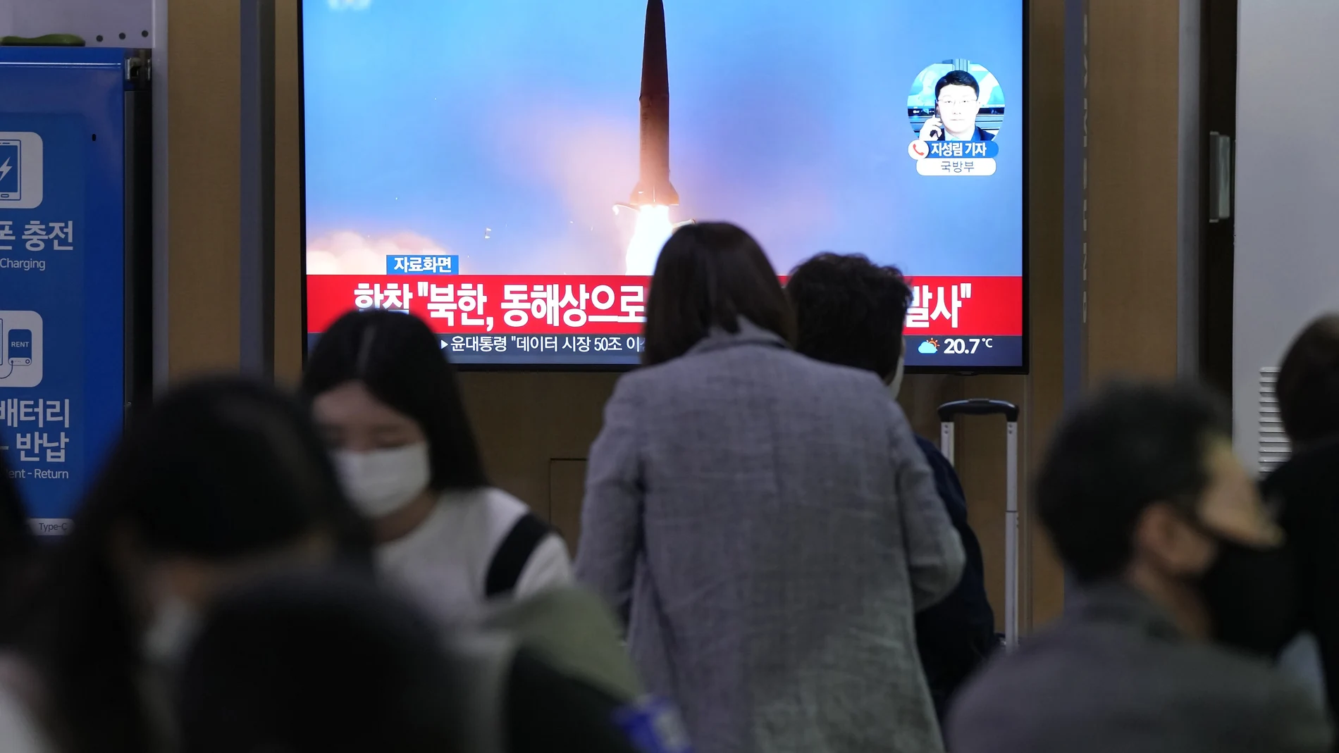 Una televisión en la estación central de Seúl informa del lanzamiento de los misiles norcoreanos