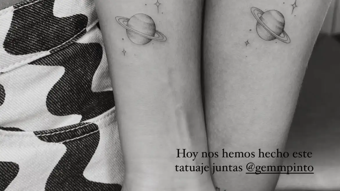 Laura Escanes y su mejor amiga se hacen un tatuaje.