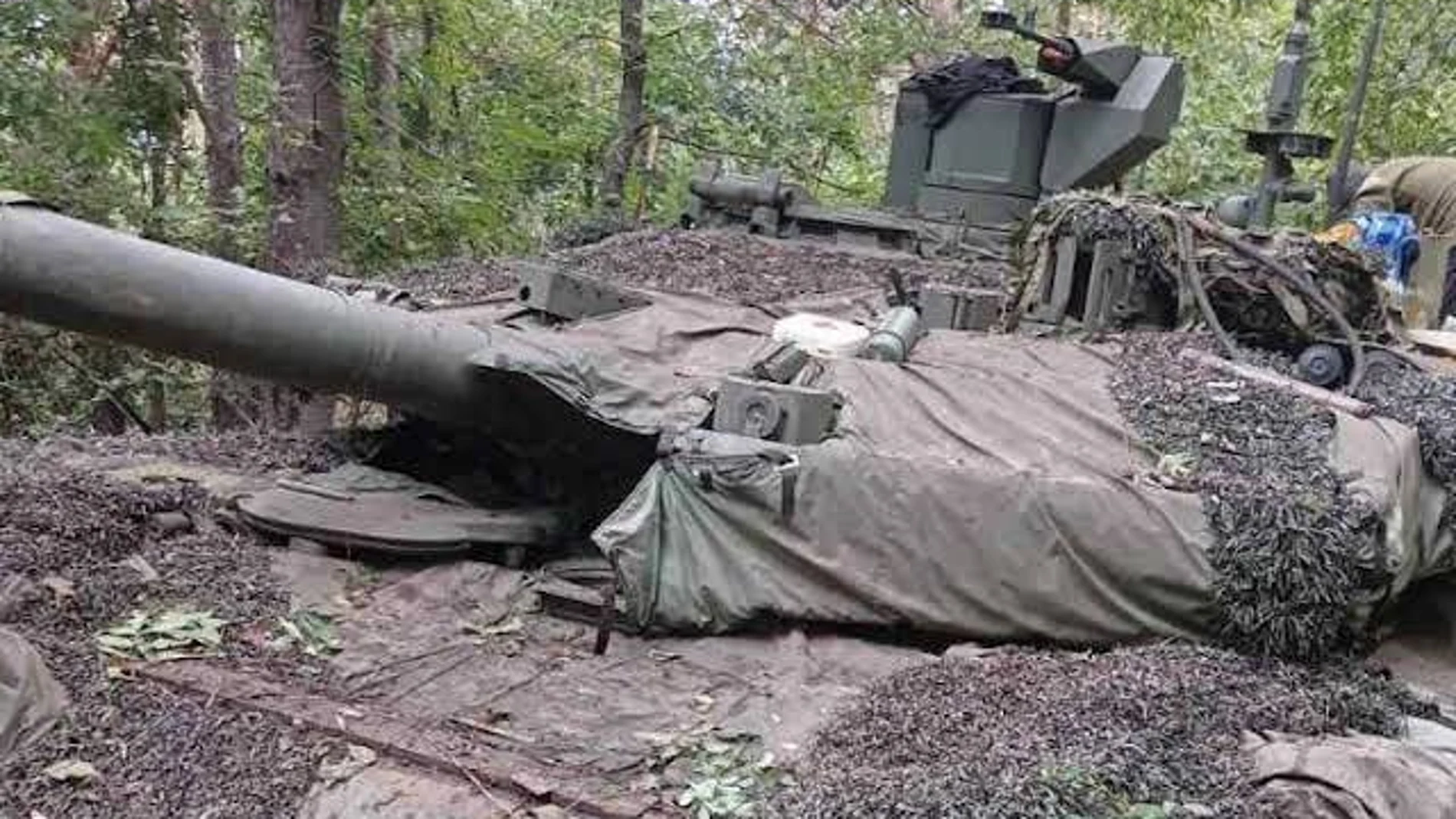 Imagen del T-90 en manos de Ucrania tras ser abandonado por las tropas rusas en su huida