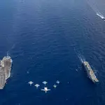 El «USS George H. W. Bush» y el «Juan Carlos I», en primer plano, en el Mediterráneo