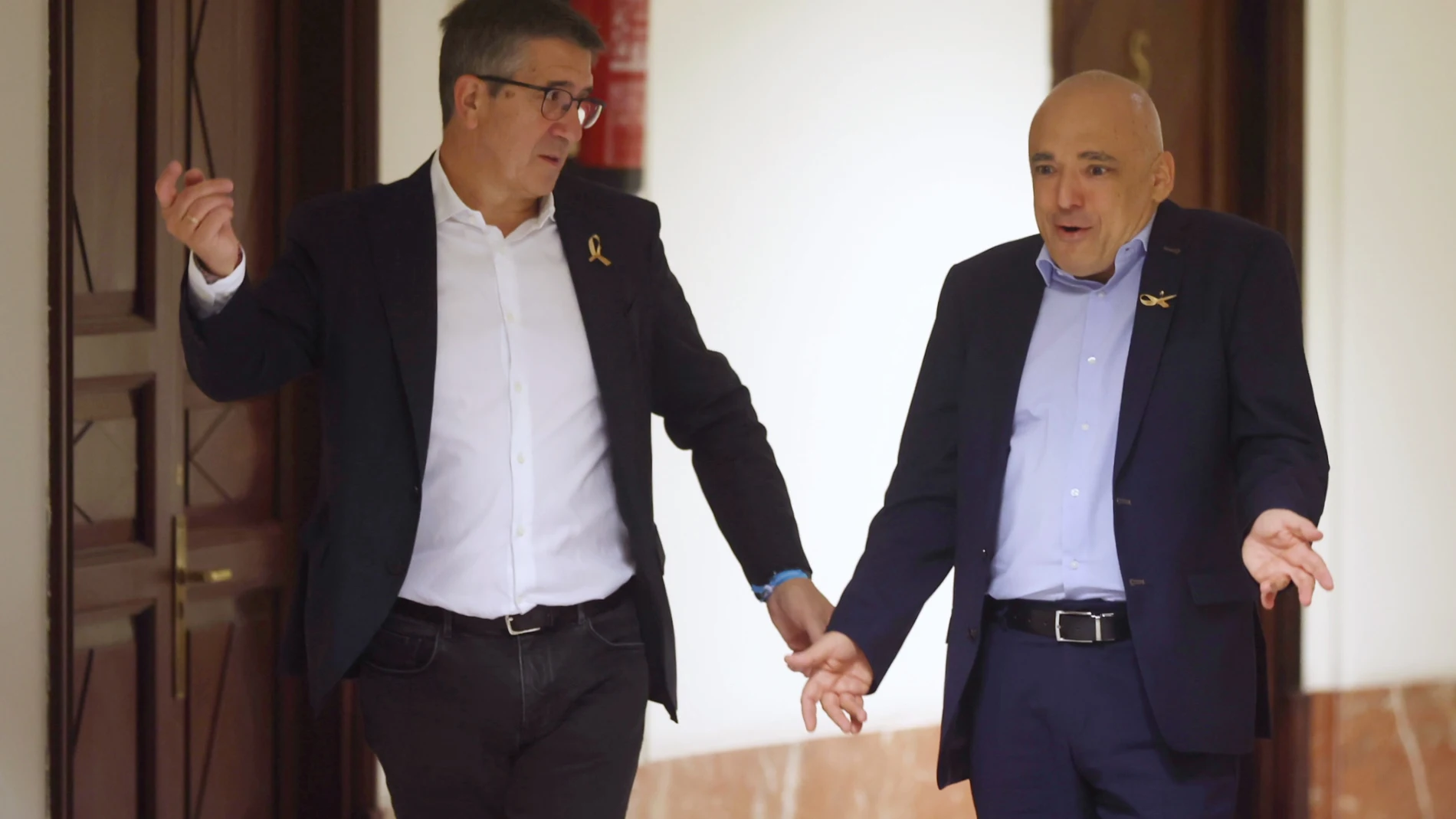 El portavoz del Grupo Parlamentario Socialista en el Congreso de los Diputados, Patxi López (i) y el secretario general del Grupo Socialista en el Congreso, Rafael Simancas (d).