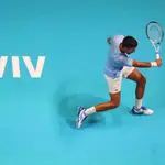 Novak Djokovic se dispone a ejecutar un revés en la segunda ronda del torneo de Tel Aviv ante Pablo Andújar