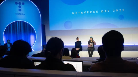 Yaiza Rubio, Chief Metaverse Officer de Telefónica, y Chema Alonso, Chief Digital Officer de la compañía, durante el "Metaverse Day" de Telefónica