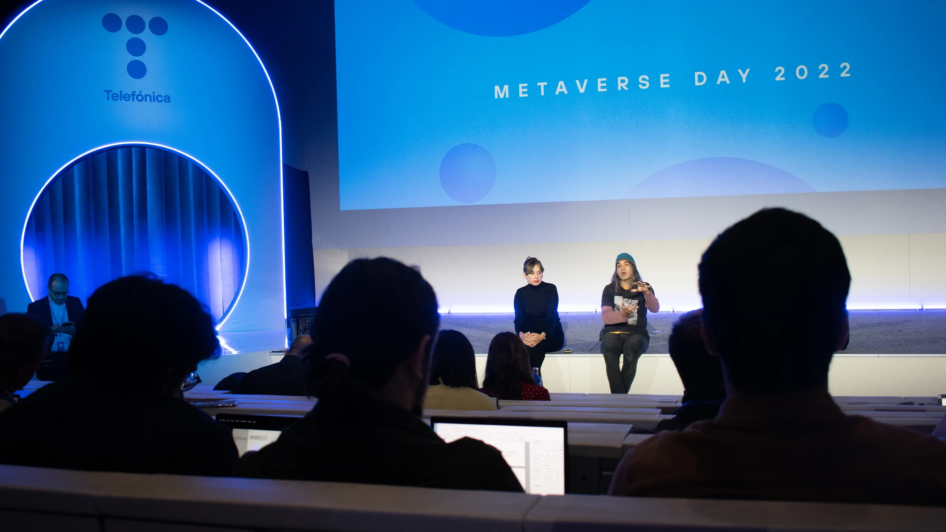 Yaiza Rubio, Chief Metaverse Officer de Telefónica, y Chema Alonso, Chief Digital Officer de la compañía, durante el "Metaverse Day" de Telefónica