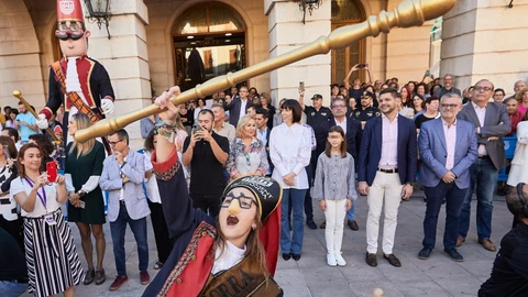La ministra de Ciencia e Innovación y exalcaldesa de Gandia, Diana Morant (centro), asiste a la entrada de bandas del “Tio de la Porra”, que da inicio a la Fira i Festes de Gandia.