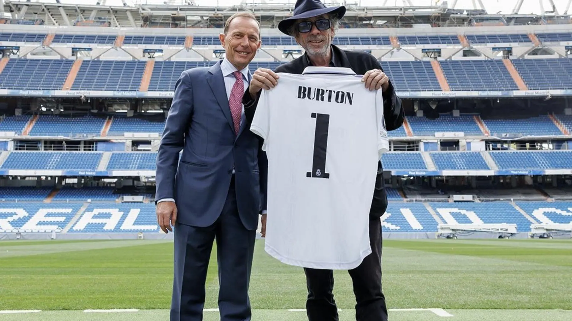 Tim Burton y Emilio Butragueño en el césped del Santiago Bernabéu.