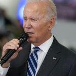 El presidente Joe Biden habla sobre el huracán Ian durante una visita a la sede de FEMA en Washington