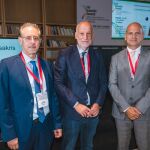 Ignatio Ikonomidis, Athalanasios Tsakris y Ross Vlahos en la inauguración de la cumbre científica