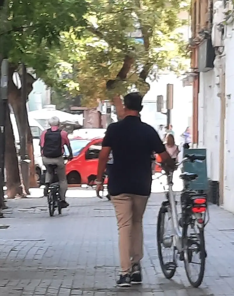 El alcalde de València, Joan Ribó, circulando con su bicicleta por la acera