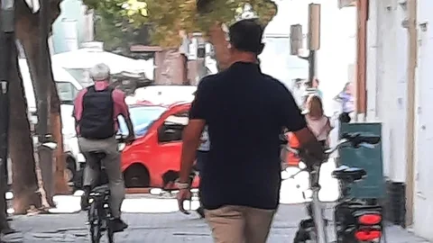 El alcalde de València, Joan Ribó, circulando con su bicicleta por la acera