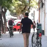 El alcalde de València, Joan Ribó, circulando con su bicicleta por la acera