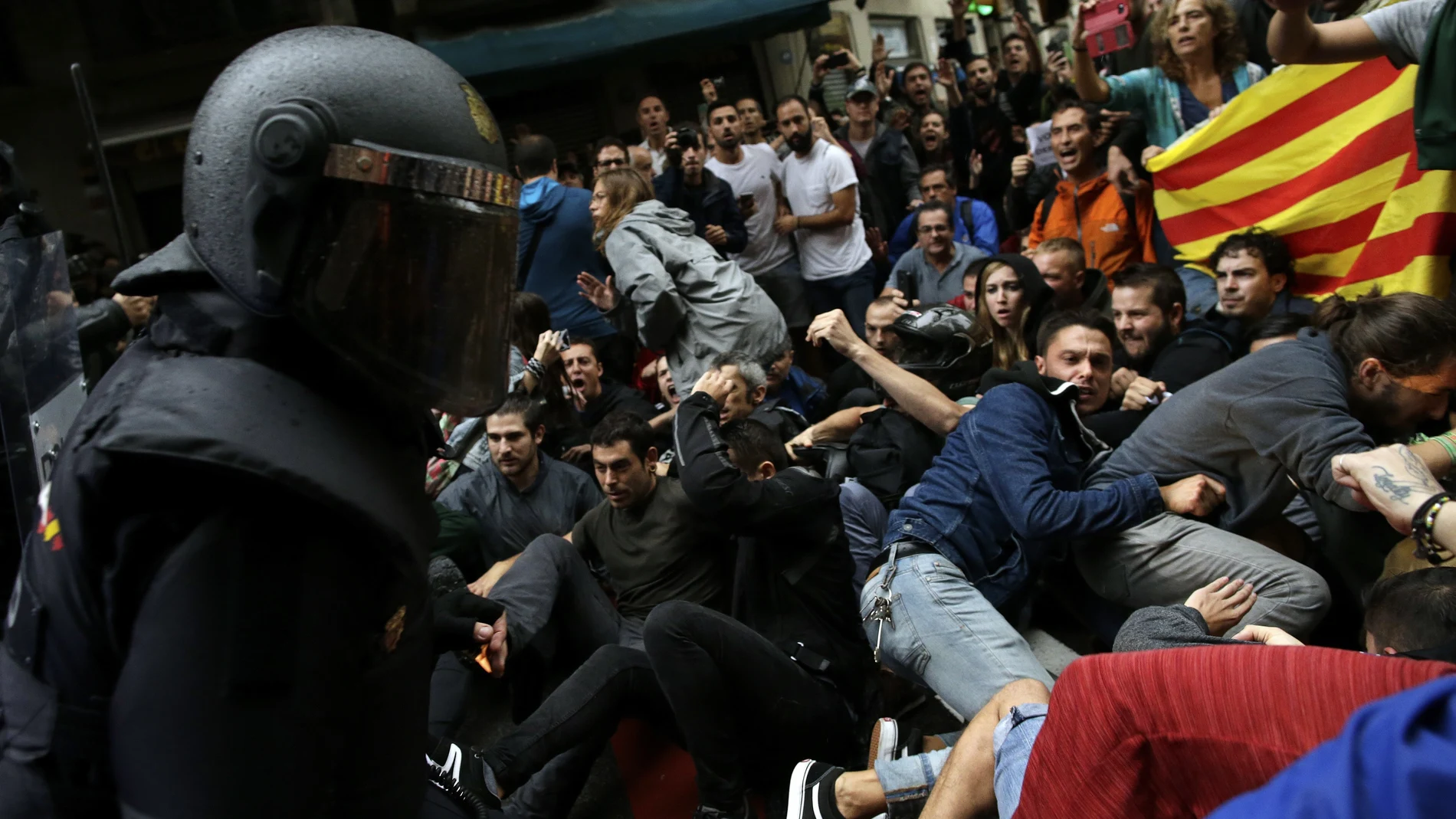 Imágenes del 1-O, con la Policía conteniendo el empuje de los independentistas