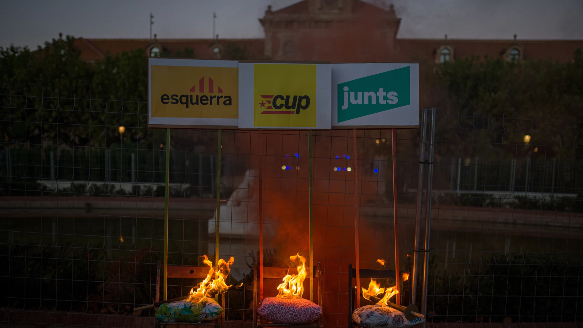 Manifestantes queman tres sillas, en representación de los tres partidos independentistas (ERC, Junts y CUP) tras la manifestación para conmemorar el 5º Aniversario del referéndum ilegal de autodeterminación.