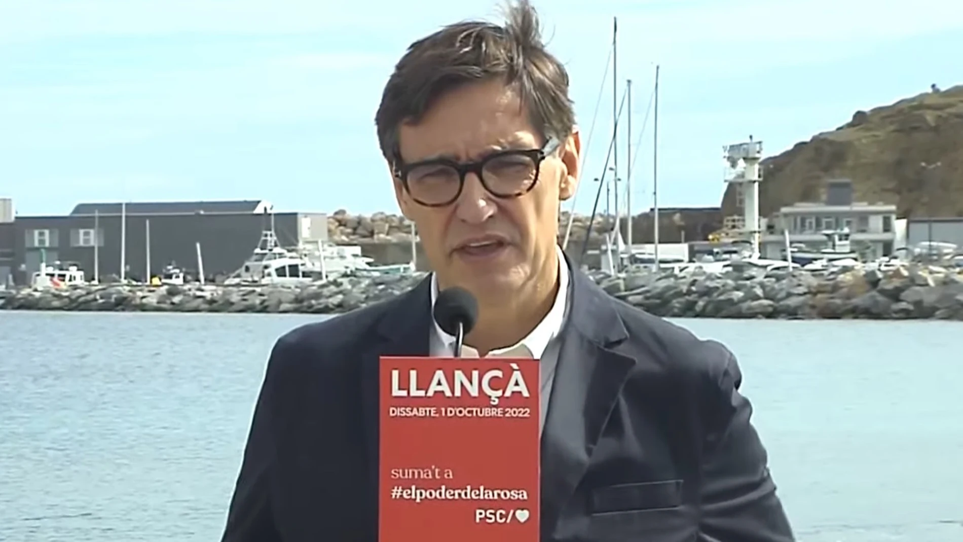 El primer secretario del PSC, Salvador Illa, en declaraciones a los medios desde Llançà (Girona).