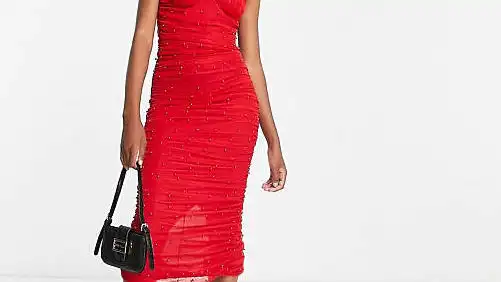 Vestido midi rojo estilo corsé con perlas