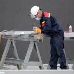 Un trabajador de la empresa medinense Made Tower, una de las beneficiadas con la inversión