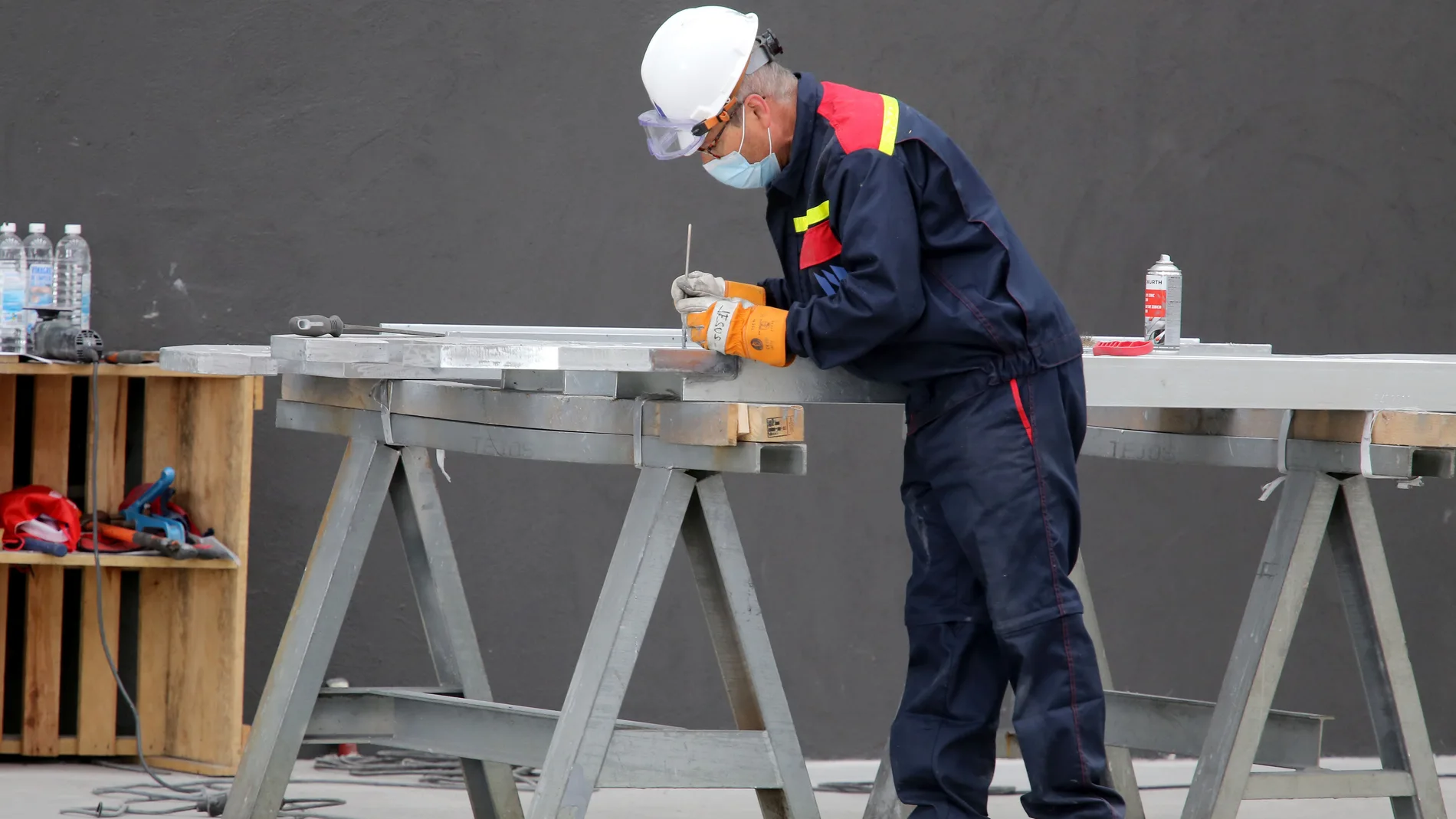 Un trabajador de la empresa medinense Made Tower, una de las beneficiadas con la inversión
