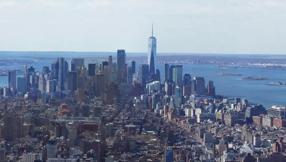 El edificio más alto al fondo de la imagen es el World Trade Center. Está a 5 km de la cámara.