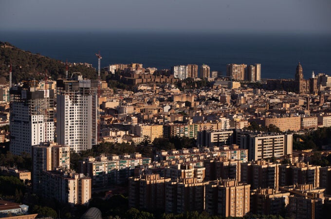 Vista desde el barrio de la Palmilla de Málaga de las llamadas torres de Martiricos (i). EFE/Jorge Zapata