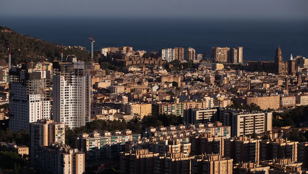Vista desde el barrio de la Palmilla de Málaga de las llamadas torres de Martiricos (i). EFE/Jorge Zapata