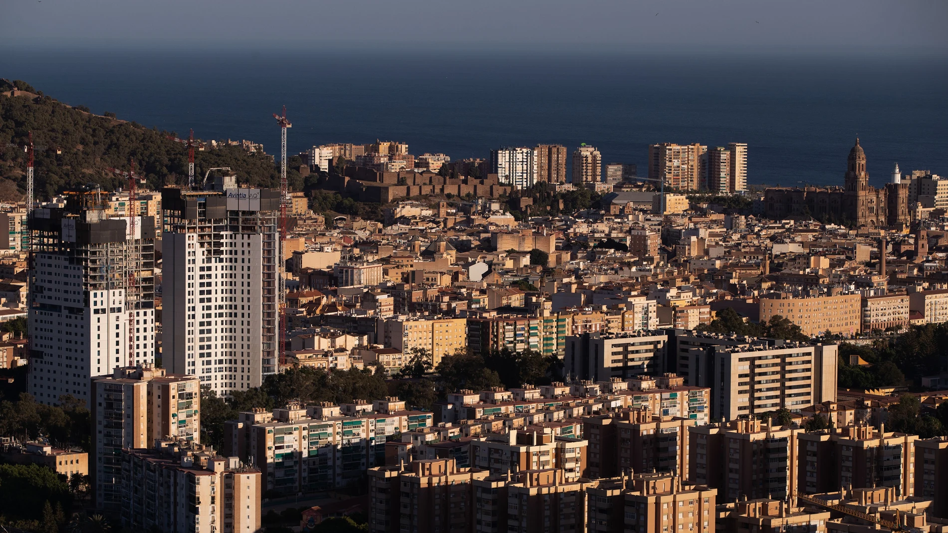 Vista desde el barrio de la Palmilla de Málaga de las llamadas torres de Martiricos (i). EFE/Jorge Zapata