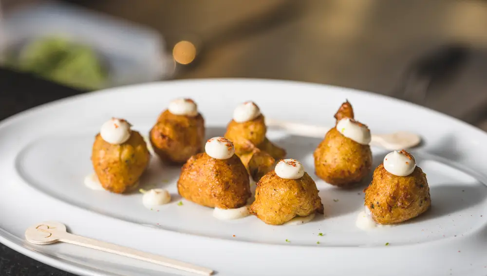 Buñuelos de bacalao con alio li ligero, uno de los platos míticos del cocinero francés