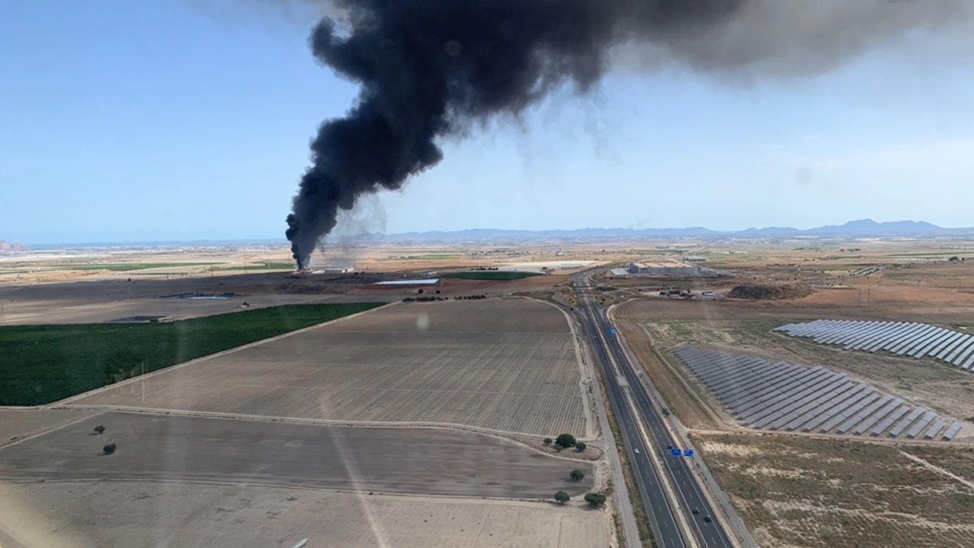 Imagen del espectacular incendio en la fábrica de piensos en Corvera (Murcia)