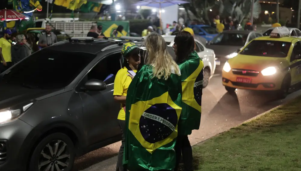Simpatizantes del presidente de Brasil y candidato a reelección Jair Bolsonaro se congregan frente a su casa en el barrio de Barra da Tijuca en Río de Janeiro