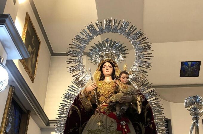 Imagen de la Virgen antes de procesionar. COFRADÍA DE NUESTRA SEÑORA DEL ROSARIO