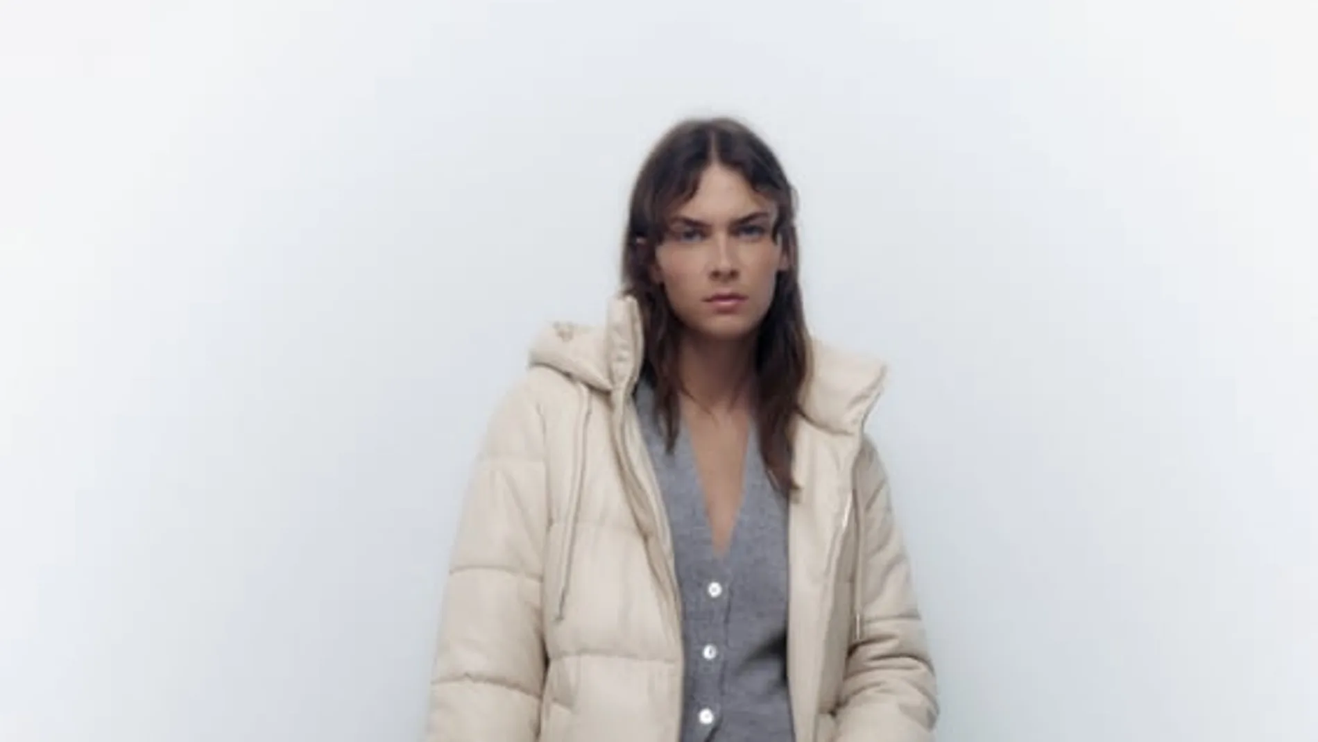 abrigo (efecto piel) de Zara te recordará que los looks de otoño pueden superar todas tus expectativas