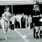 El saque de honor más surrealista del Fútbol