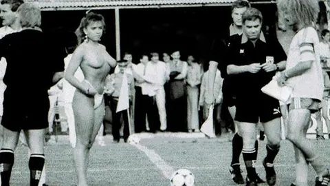 El saque de honor más surrealista del Fútbol