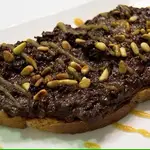 Tosta de morcilla de León con piñones que puede degustarse en la ruta por la capital leonesa