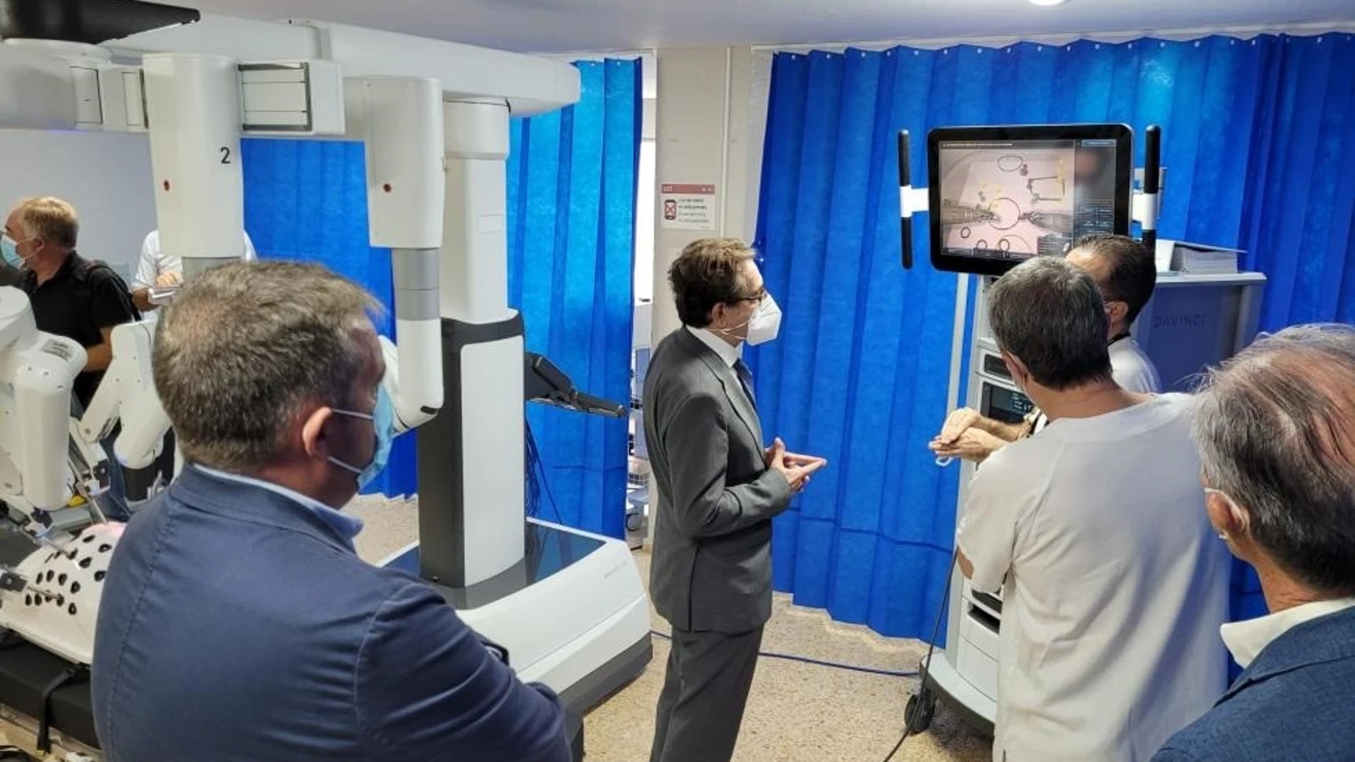 Miguel Mínguez en su visita al General para conocer el funcionamiento del robot quirúrgico Da Vinci
