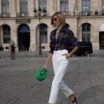 Susi Rejano nos enseña a llevar pantalones blancos en otoño.