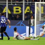 Una de las imágenes del Inter-Barça en el momento del gol