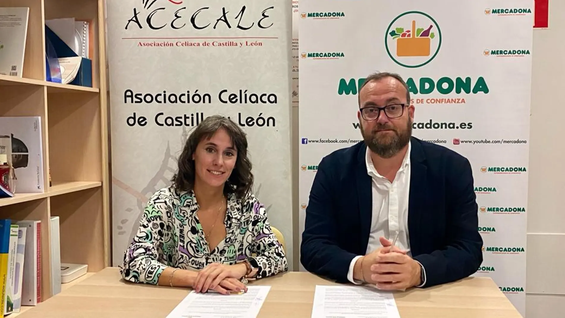 El director de relaciones exteriores en Castilla y León de Mercadona, Julio Casado; y la presidenta de Acecale, María Patricia García, renuevan el convenio