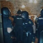 Los agentes de Policía, durante la operación