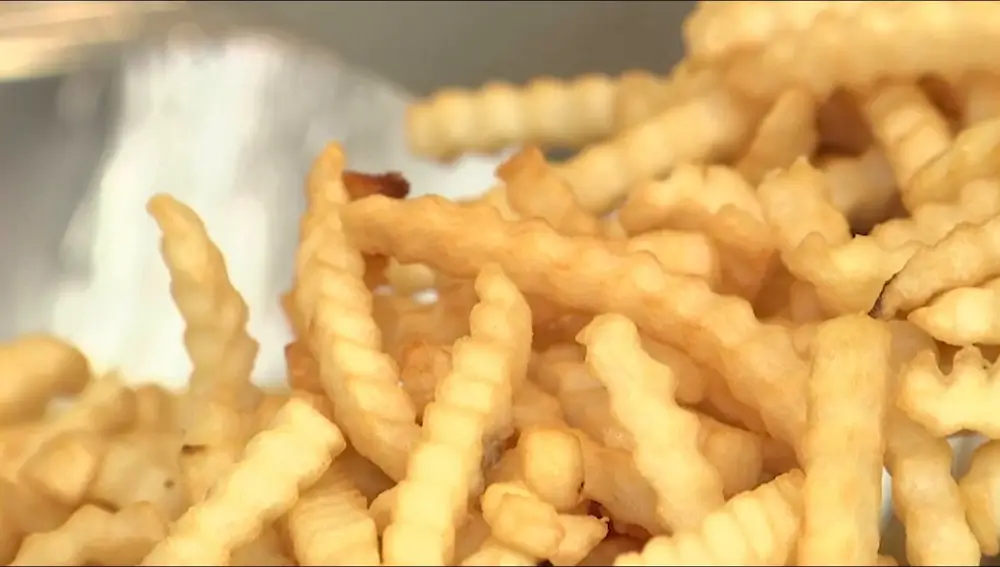 &quot;Flippy 2&quot;, el robot que prepara patatas fritas en los restaurantes de comida rápida